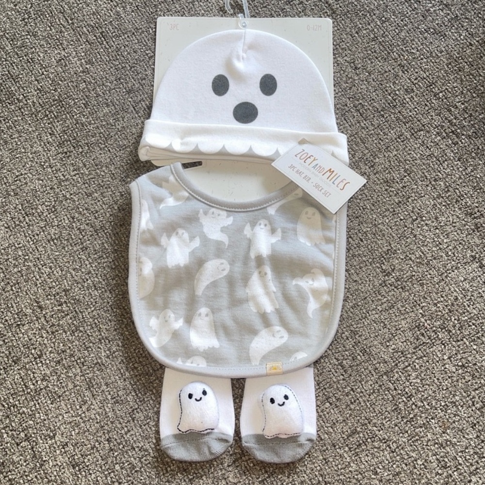 NWT! Zoey and Miles Baby Ghost Hat, Bib,&
Socks booties Set 0-12 Months Boo!